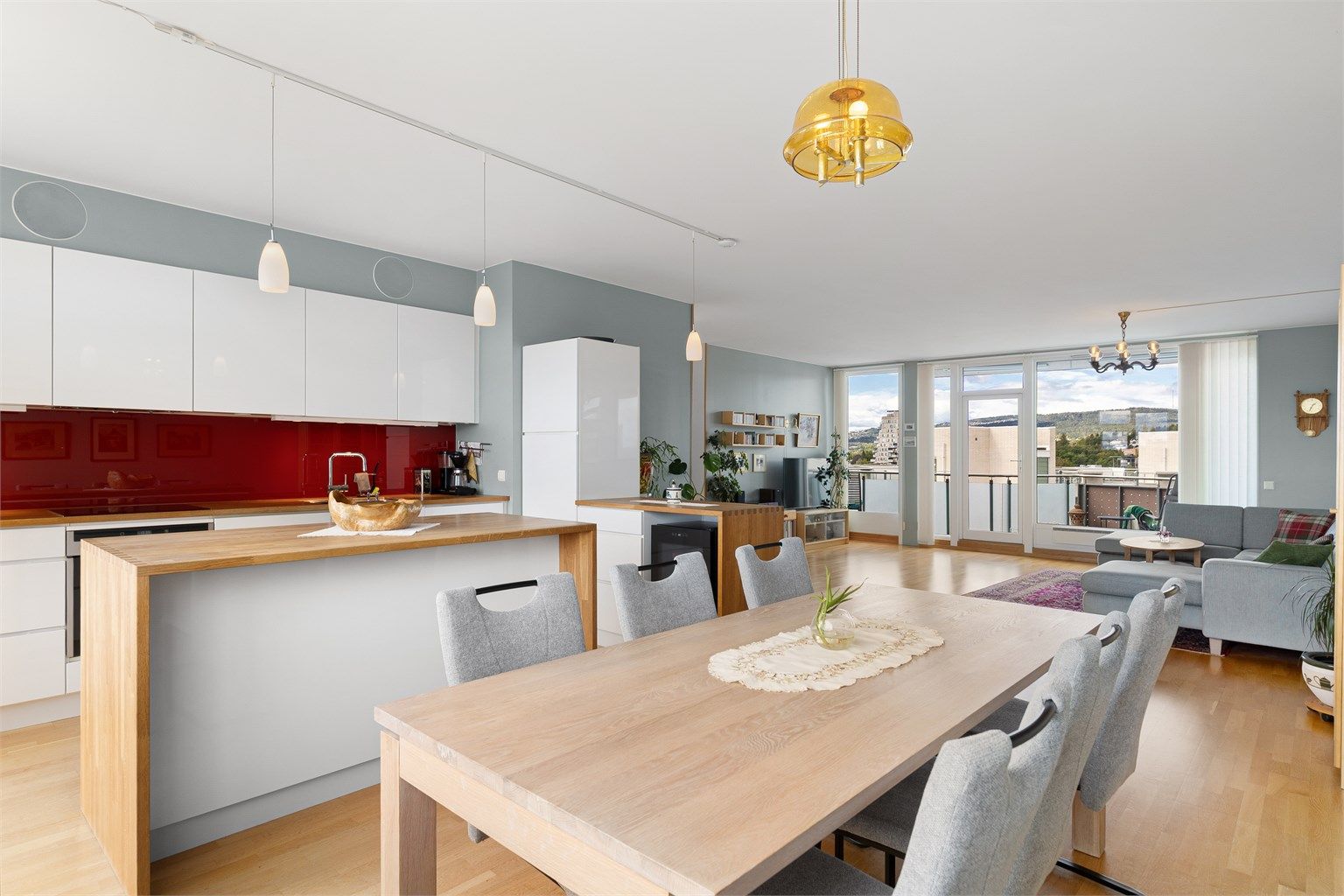 Leiligheten er gjennomgående med flotte lysforhold