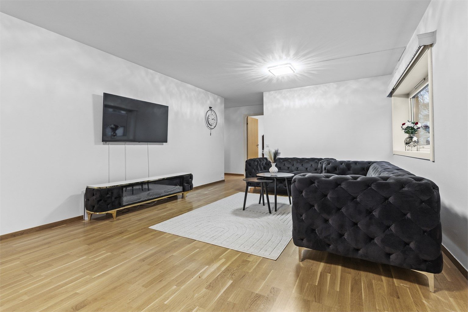 Rommet er holdt i nøytrale og tidløse nyanser