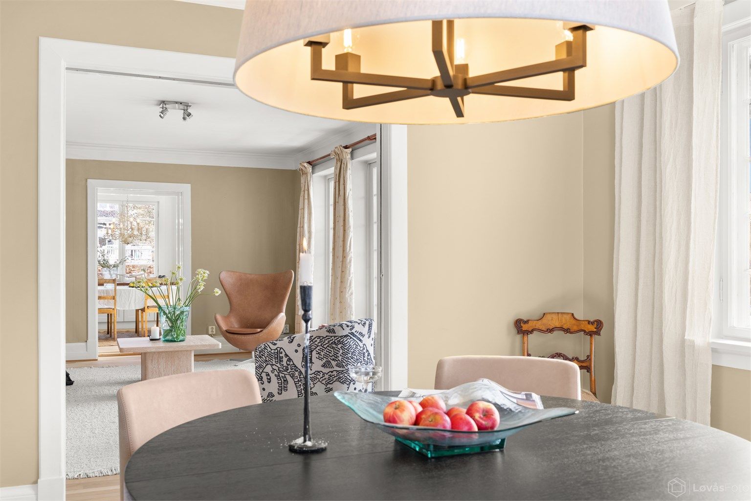 Kjøkken/spisestue og de 2 stuene ligger på rekke