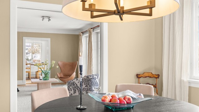 Kjøkken/spisestue og de 2 stuene ligger på rekke