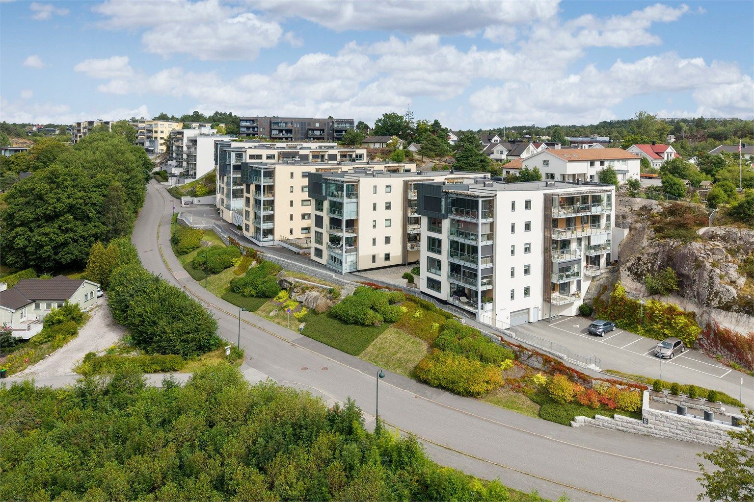 Eiendommen ligger i et etablert og attraktivt boligområde i Røysåsen.