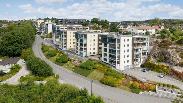 Eiendommen ligger i et etablert og attraktivt boligområde i Røysåsen.