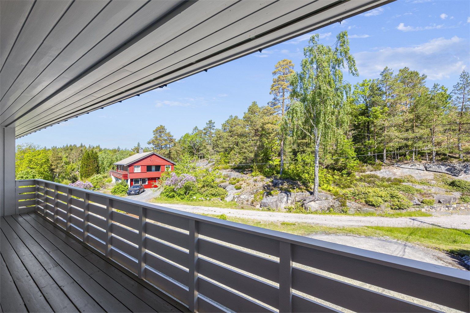 Utsikt fra den overbygde verandaen i første etasje.