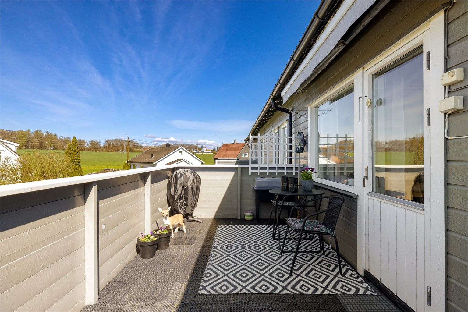 Sommerstid er det sol på balkongen fra tidlig ettermiddag til sen kveld. Markisen dekker hele bredden og solskjermer effektivt når det trengs.