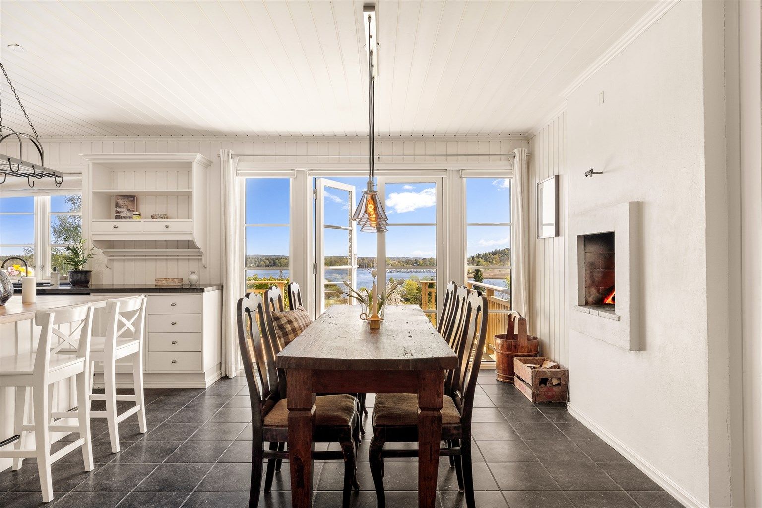 Kjøkkenet har rikelig med plass til spisebord og utgang til terrassen vendt mot sjøen.