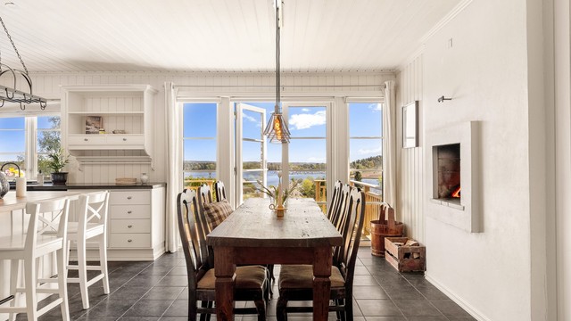 Kjøkkenet har rikelig med plass til spisebord og utgang til terrassen vendt mot sjøen.