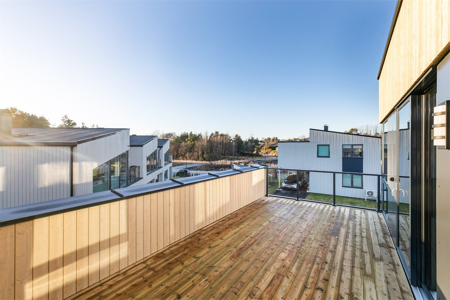 På den romslige altanen er det meget gode solforhold, sommerstid fra morgen til kveld.
Fotograf; Børge Oppegård.