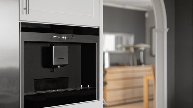 Meget god utstyrt med integrerte hvitevarer som en komfyr, dampovn, koketopp, kaffemaskin, kjøleskap og oppvaskmaskin. .
