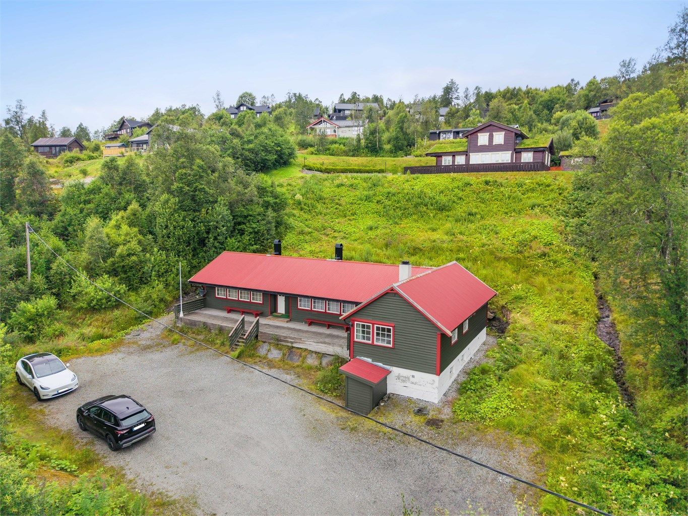 Hytten er sørvendt og har en stor terrasse på 49 m².