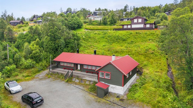 Hytten er sørvendt og har en stor terrasse på 49 m².