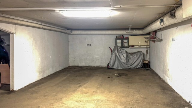 Det medfølger en tørr, oppvarmet 2 stk garasjeplasser i felles anlegg. Garasjeplassene kan fremleies separat dersom kjøper ikke har behov for dem selv, og gir således en ekstra inntektsmulighet. Det går heis fra garasjeplan til leilighetsplan