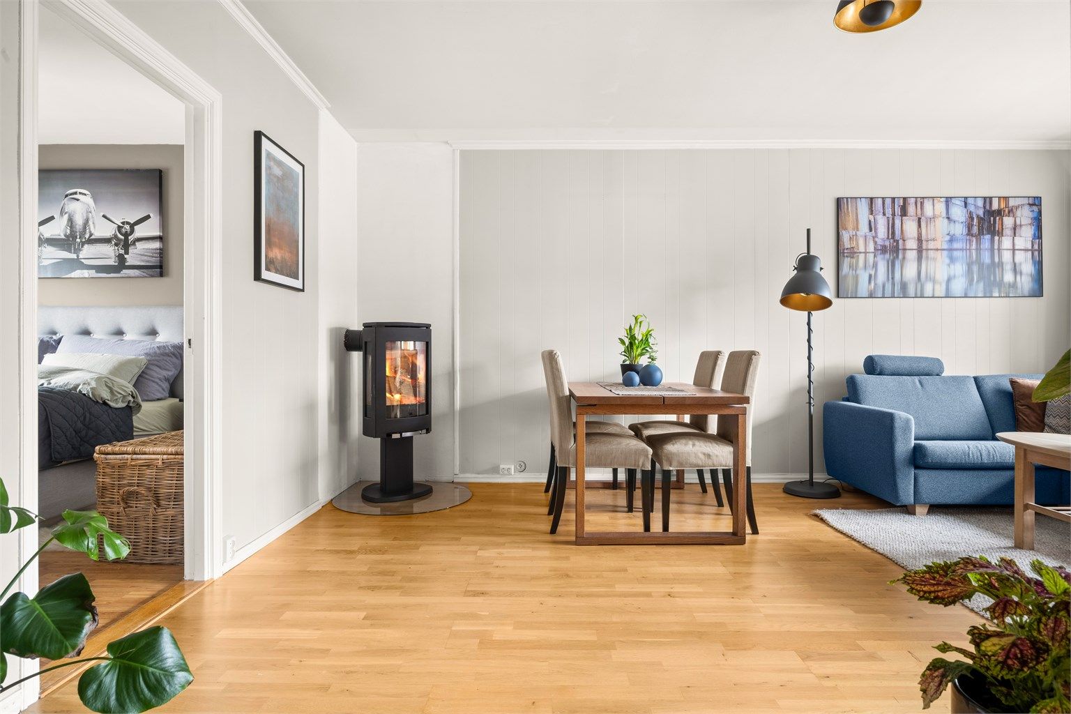 Vedovnen med glassdør gir en lun atmosfære og fungerer som en effektiv, supplerende varmekilde på kalde dager.
