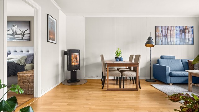 Vedovnen med glassdør gir en lun atmosfære og fungerer som en effektiv, supplerende varmekilde på kalde dager.