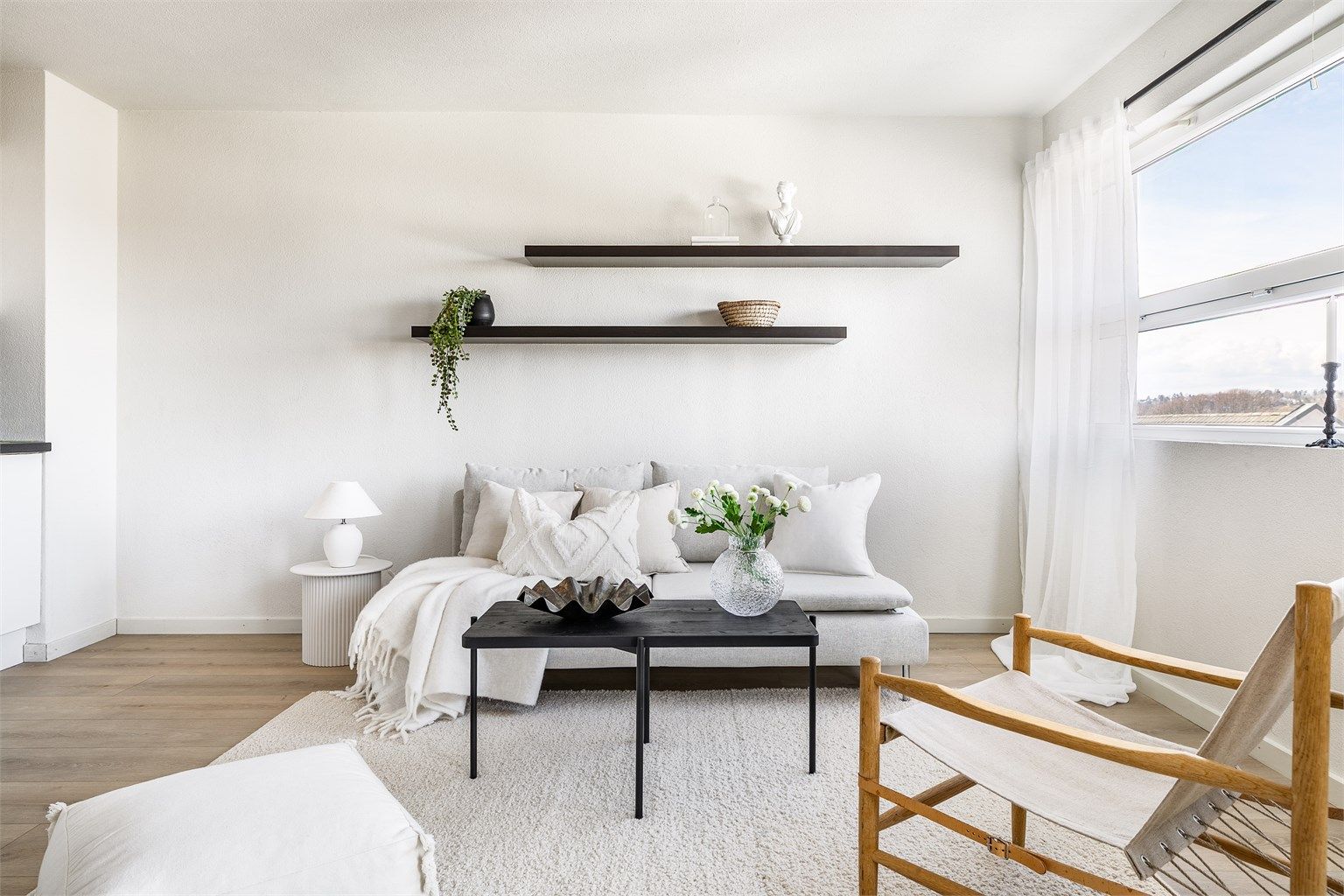 Vegger og himlinger er nylig malt, både i stuen og i øvrige rom.