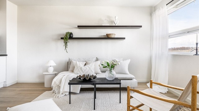 Vegger og himlinger er nylig malt, både i stuen og i øvrige rom.