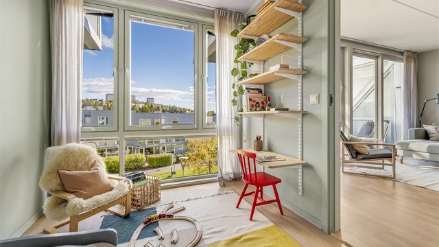 Vinduene går fra gulv til tak langs hele veggen og sørger for svært gode lysforhold