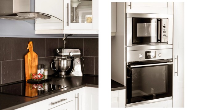 Detaljer fra kjøkkenet, med platetopp og høyskap med integrert stekeovn og mikro.