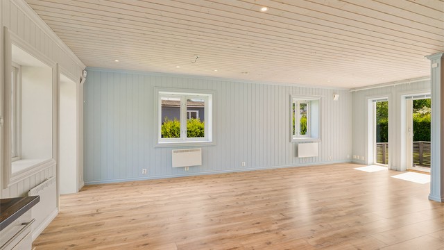 Stua har god plass til sofagruppe og spisebord, samt åpen løsning mot kjøkkenet