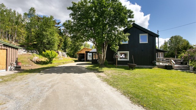 Eiendommen ligger i et område med spredt fritids- og eneboligbebyggelse.