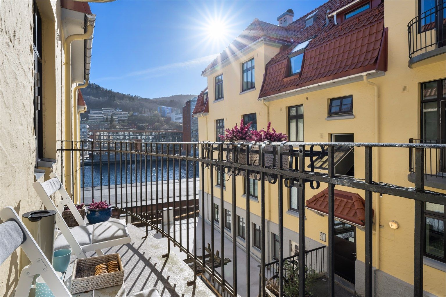 Velkommen til Subs gate 7. En sjarmerende sentrumsleilighet med utsikt til Damsgårdssundet.