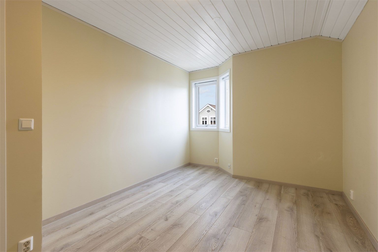 Soverom nr 2 i 2. etasje. Noe mindre av størrelse, passer seg godt som barnerom, gjesterom eller kontor. 