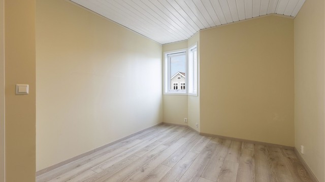 Soverom nr 2 i 2. etasje. Noe mindre av størrelse, passer seg godt som barnerom, gjesterom eller kontor.