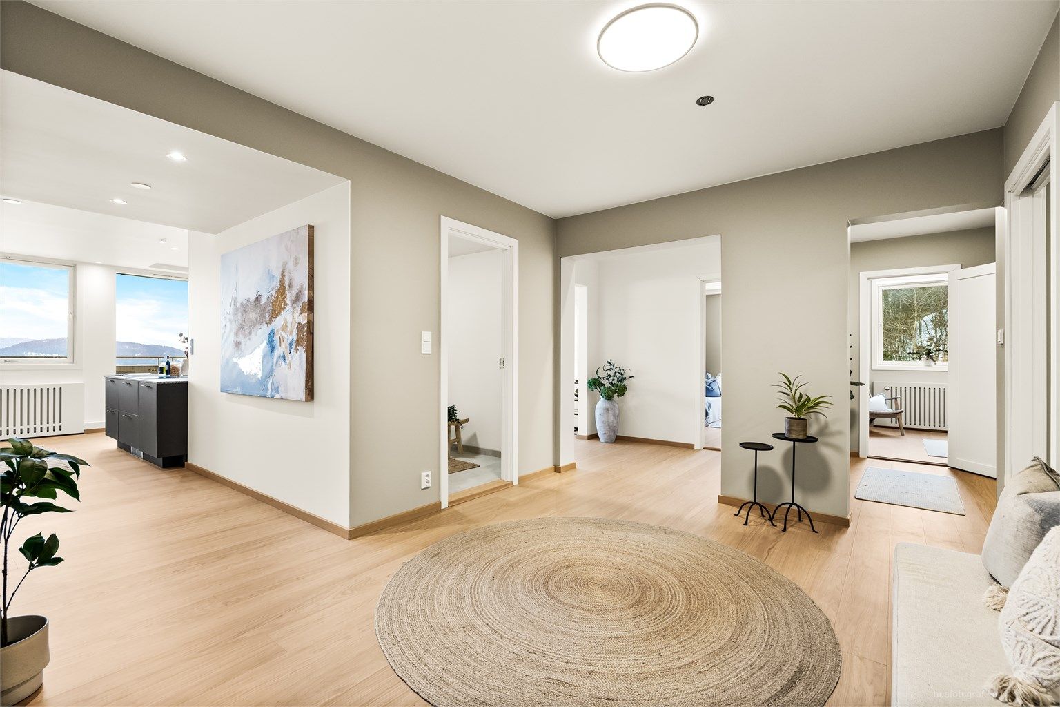 Fra den sentrale gangen er det adkomst til leilighetens ulike rom, inkludert bad, vaskerom og soverom.