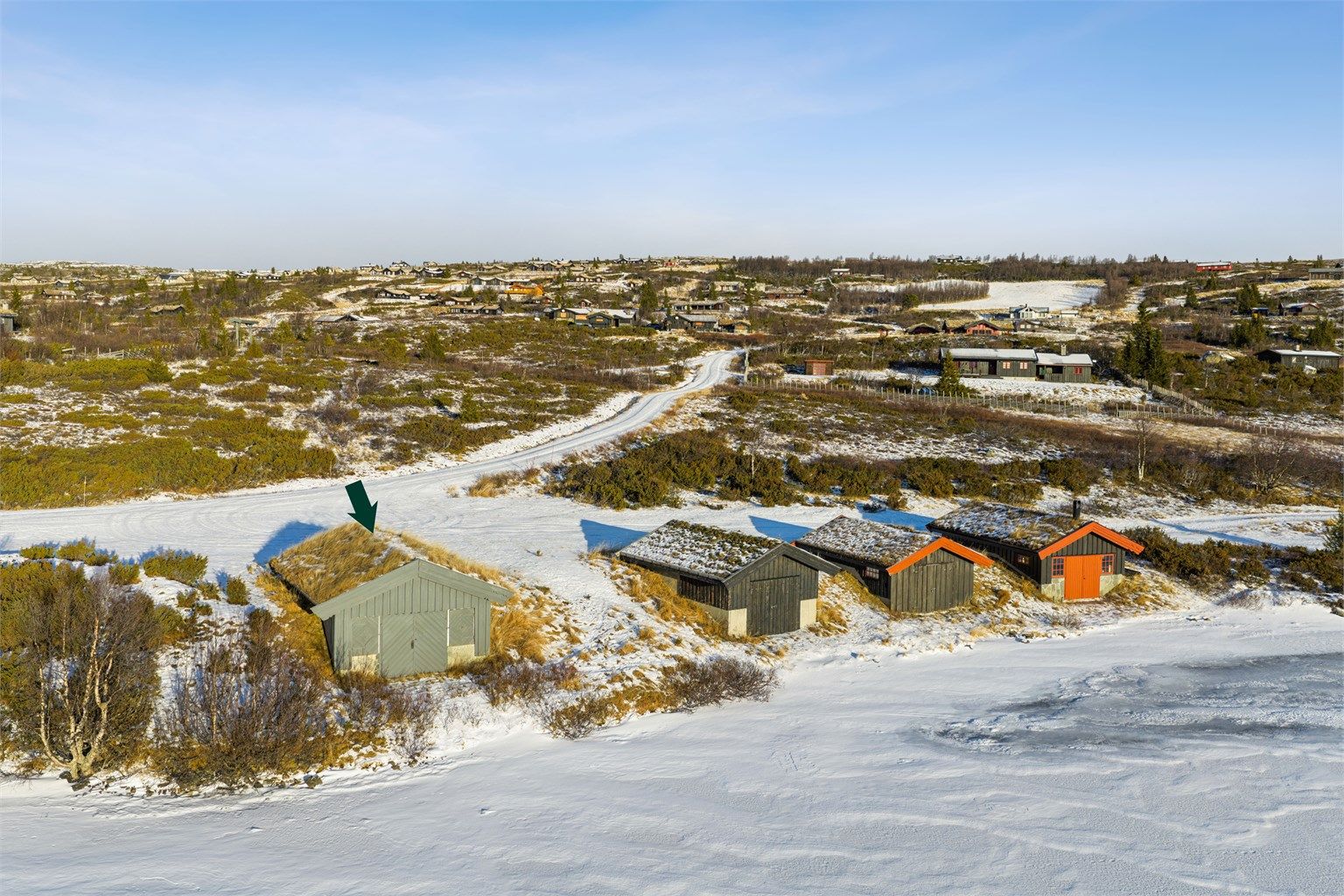 Naustet har et rom på 28 kvm med jordgulv og dobbel dør mot sjøen for inntrekking av bå