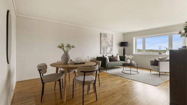 Her er det rikelig med plass til både spisestue og sofagruppe.