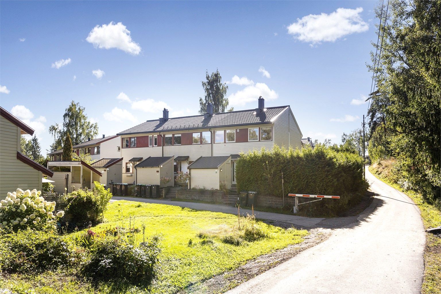 Rekkehuset ligger i et veletablert og barnevennlig boligområde i Sagstuveien.