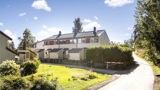 Rekkehuset ligger i et veletablert og barnevennlig boligområde i Sagstuveien.