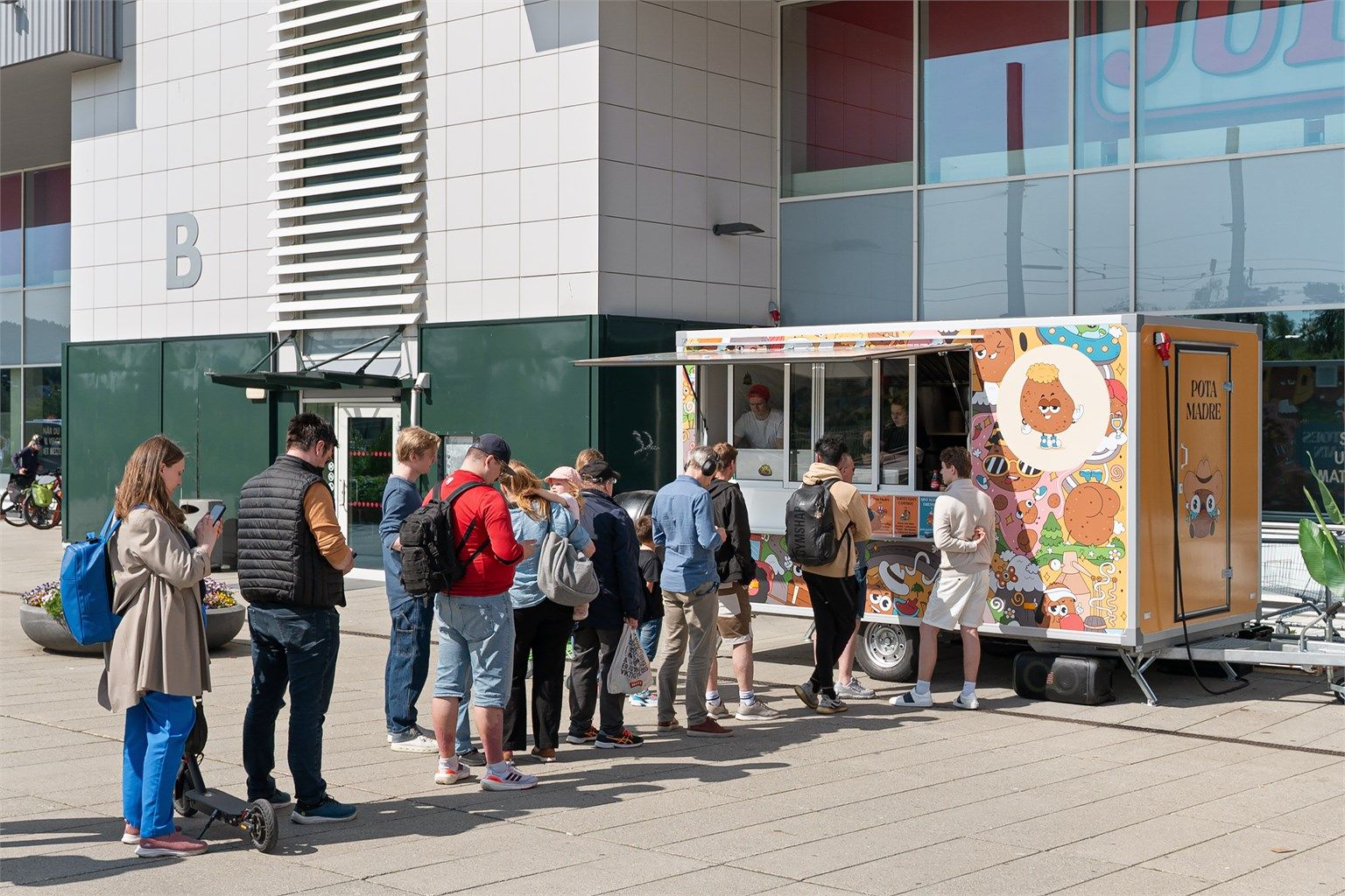 - Gode matopplevelser venter på deg under 2 min gange fra leiligheten -