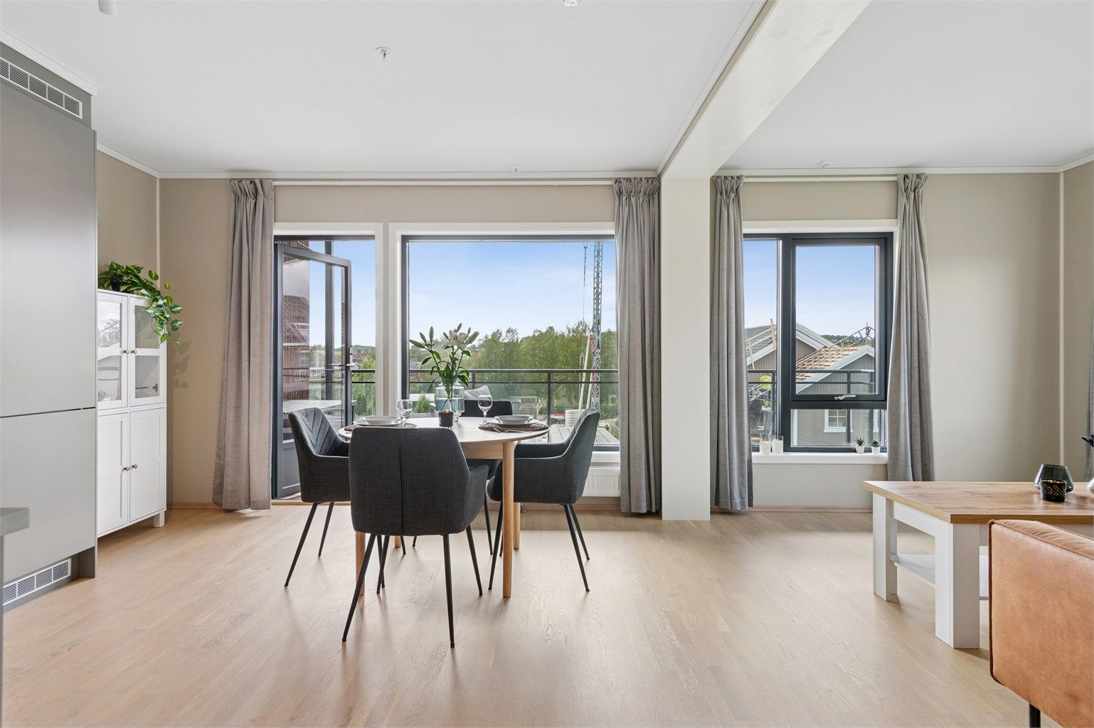 Godt med naturlig lys og utgang til overbygd balkong på 16 kvm. 