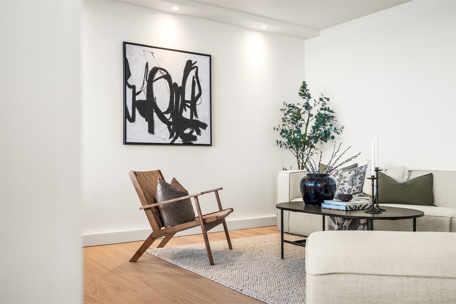 Detaljer som downlights i takkasse bidrar til en behagelig atmosfære i stuen.