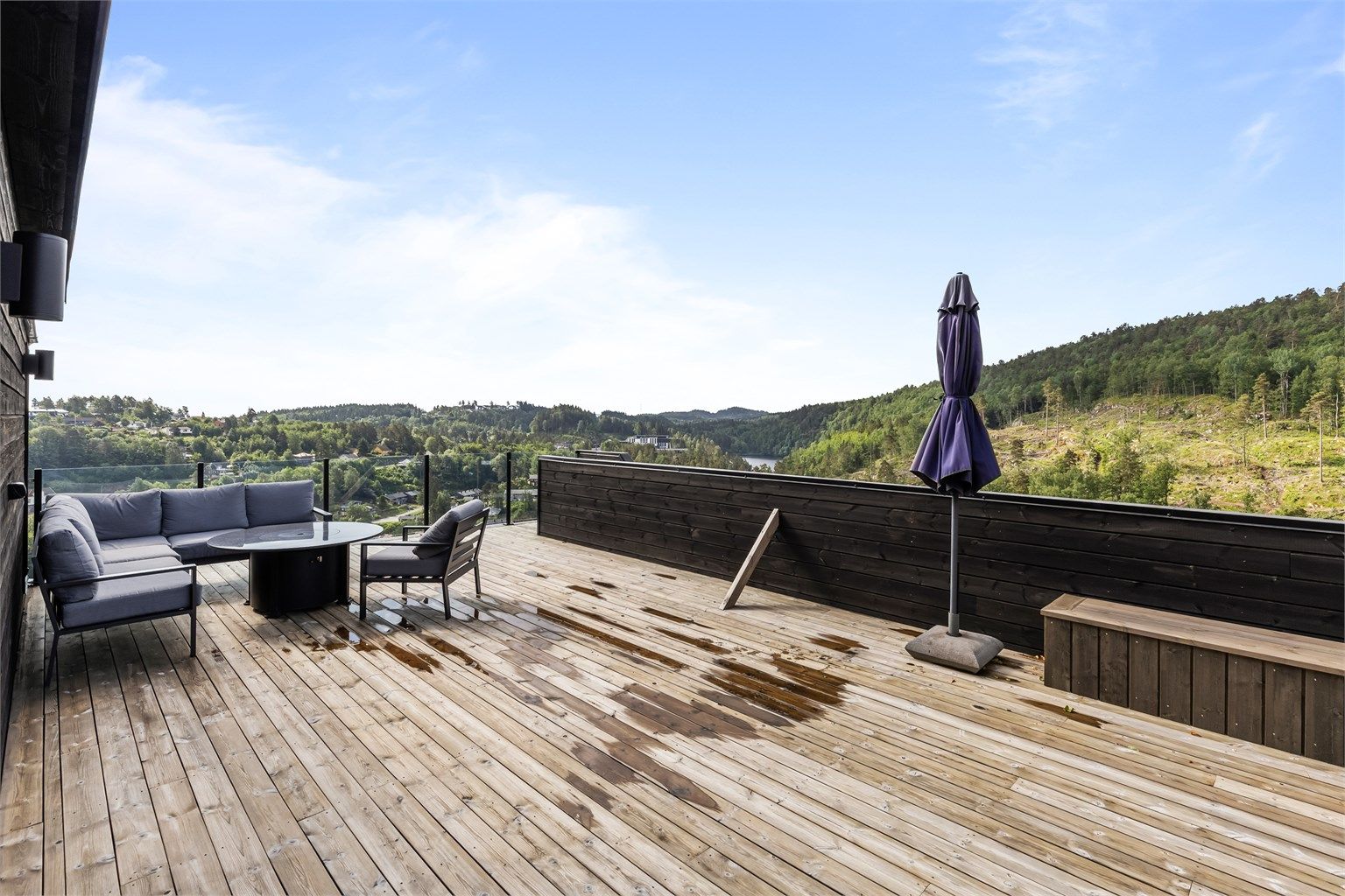 Stor takterrasse med sol fra morgen til kveld. Glassrekkverk mot utsikten.