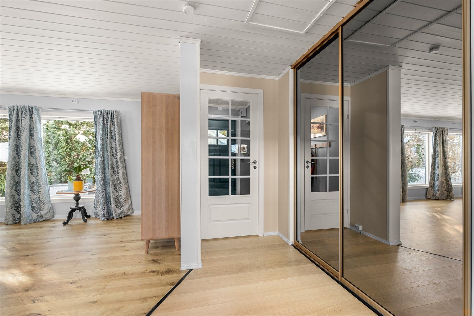 Lys inngangssone med enkel adkomst videre til boligens oppholdsrom.