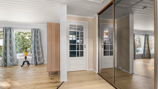 Lys inngangssone med enkel adkomst videre til boligens oppholdsrom.