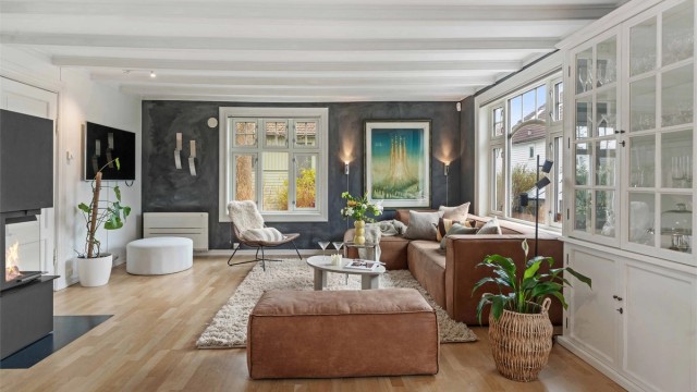 Stuen er boligens samlingspunkt, med god plass til både sofagruppe og spisebord. Gulvet er belagt med parkett.