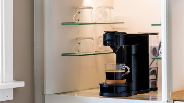 Praktisk kaffehjørne med belysning.