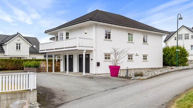 Eiendommen ligger i krysset Storskjervavegen og Østre Hovdenesvegen.