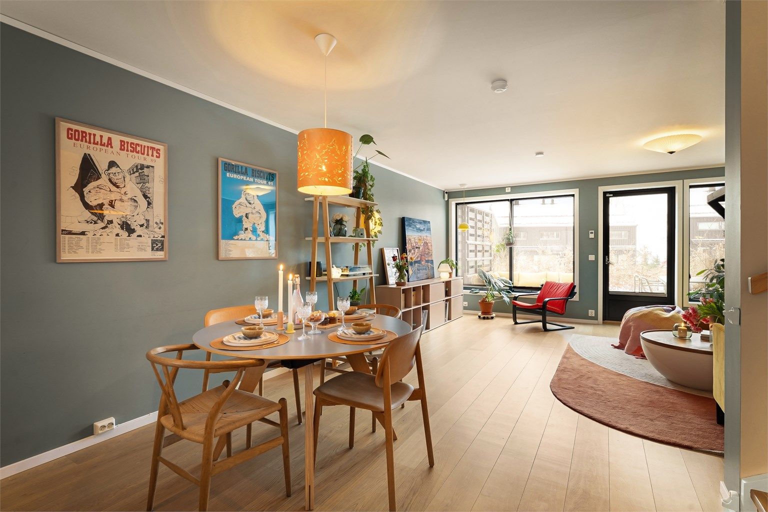 I første etasje finner du en romslig entré som leder inn til en lys stue med åpen kjøkkenløsning – et flott samlingspunkt for hele familien