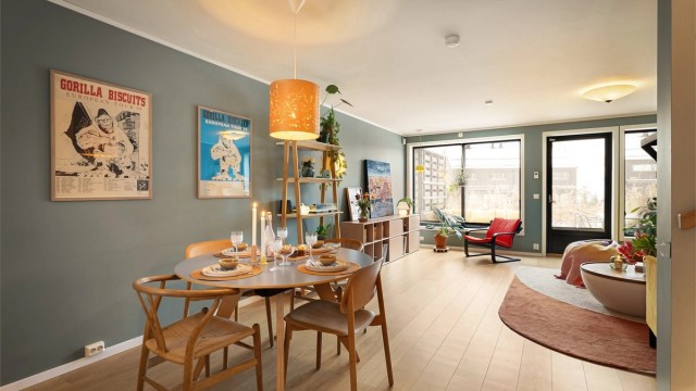 I første etasje finner du en romslig entré som leder inn til en lys stue med åpen kjøkkenløsning – et flott samlingspunkt for hele familien