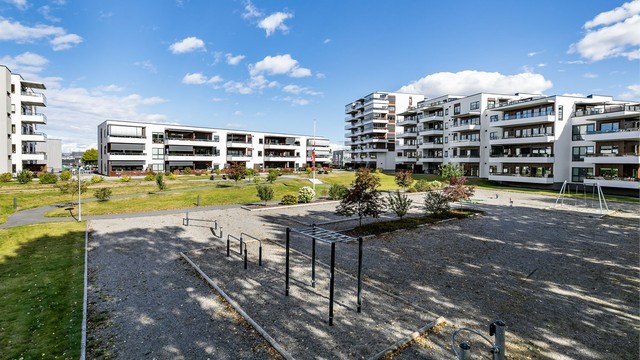 I gårdsrommet finnes blant annet sittegrupper og aktivitetsområde for både liten og stor.