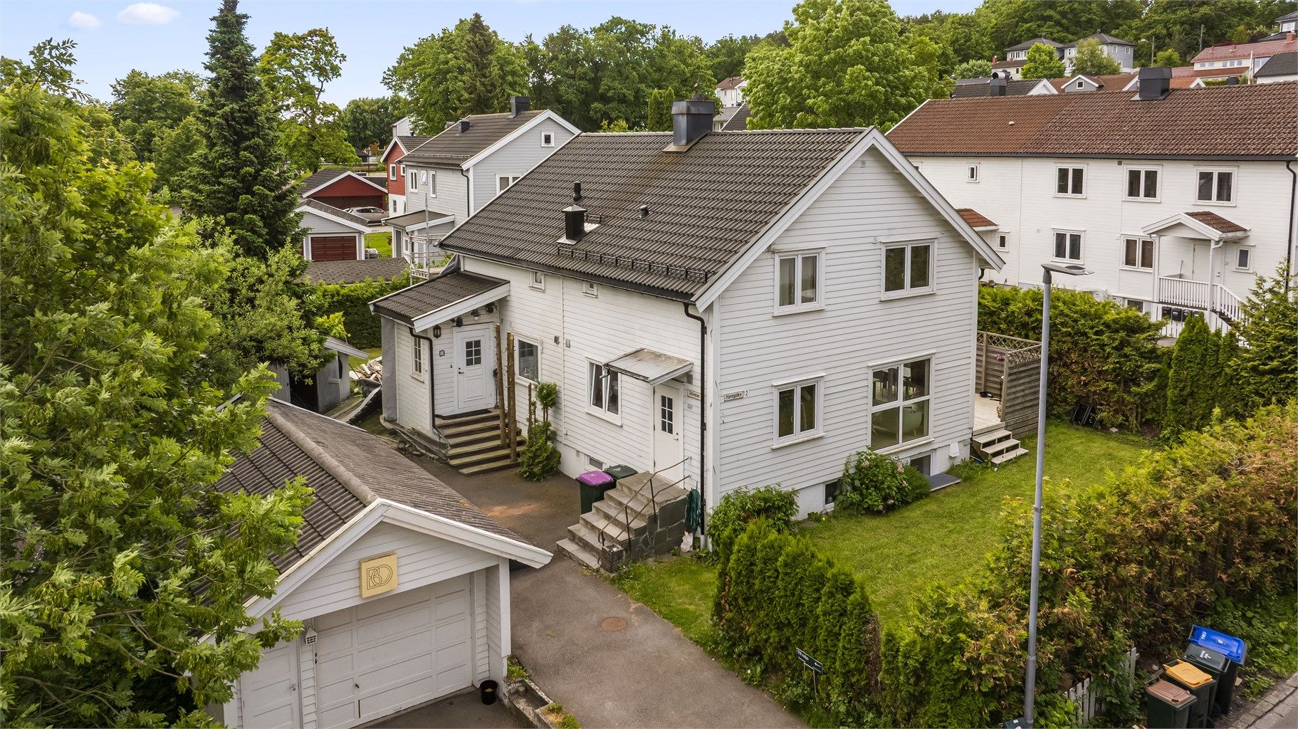 Halvpart av en vertikaldelt tomannsbolig med hagedel og garasje!