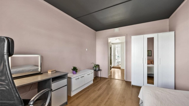 Soverommet har tilgang fra gangen, adskilt fra stuen for ekstra privatliv.