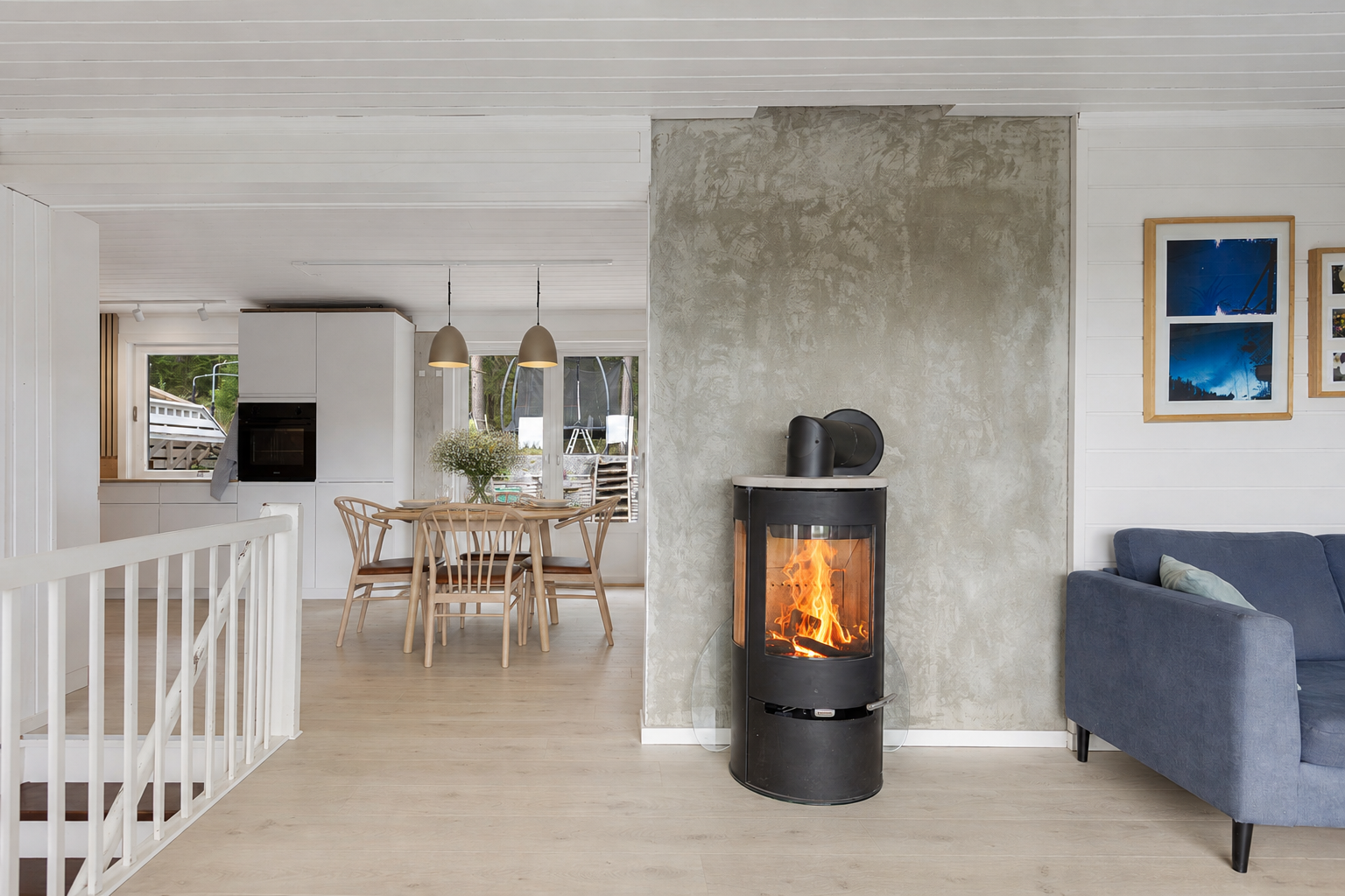 Nytt gulv i hovedetasjen ble lagt i 2024. Vedovn fra 2024 for ekstra varme og hygge. 