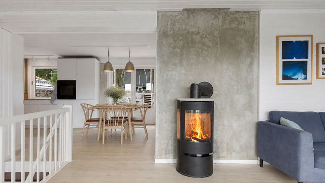 Nytt gulv i hovedetasjen ble lagt i 2024. Vedovn fra 2024 for ekstra varme og hygge.