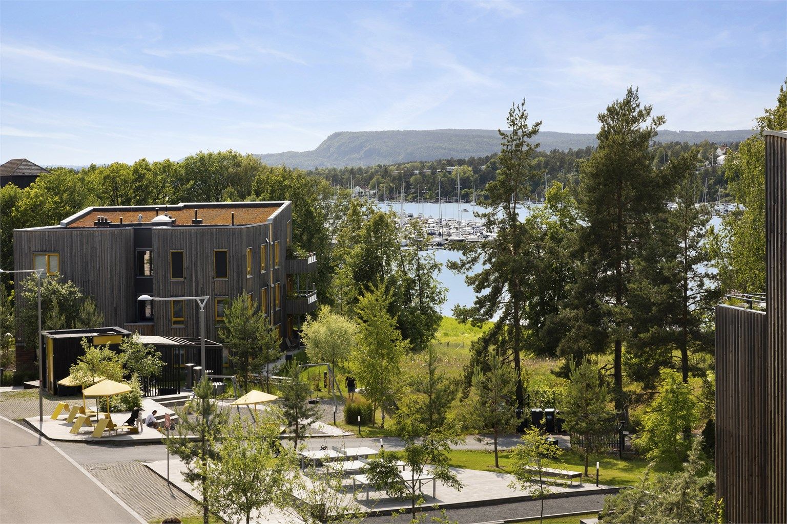 Sjøutsikt mot Holtekilen og vid utsikt mot Skaugumsåsen og mot Holmenkollen. 