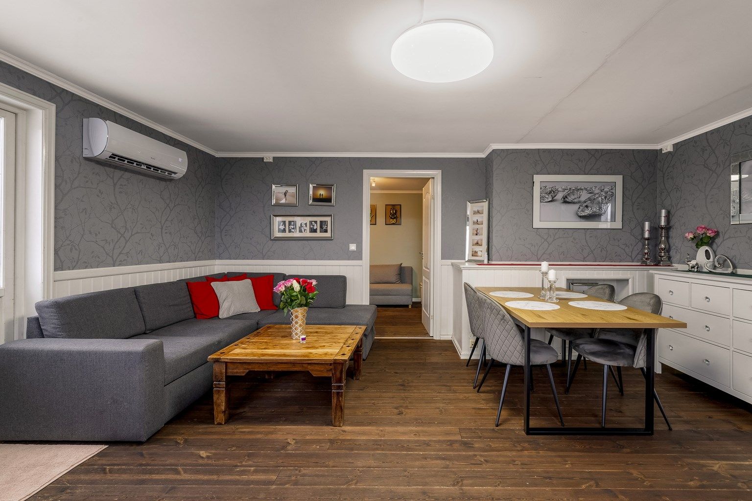 Stuen har plass til både sofahjørne og spisestueinnredning.