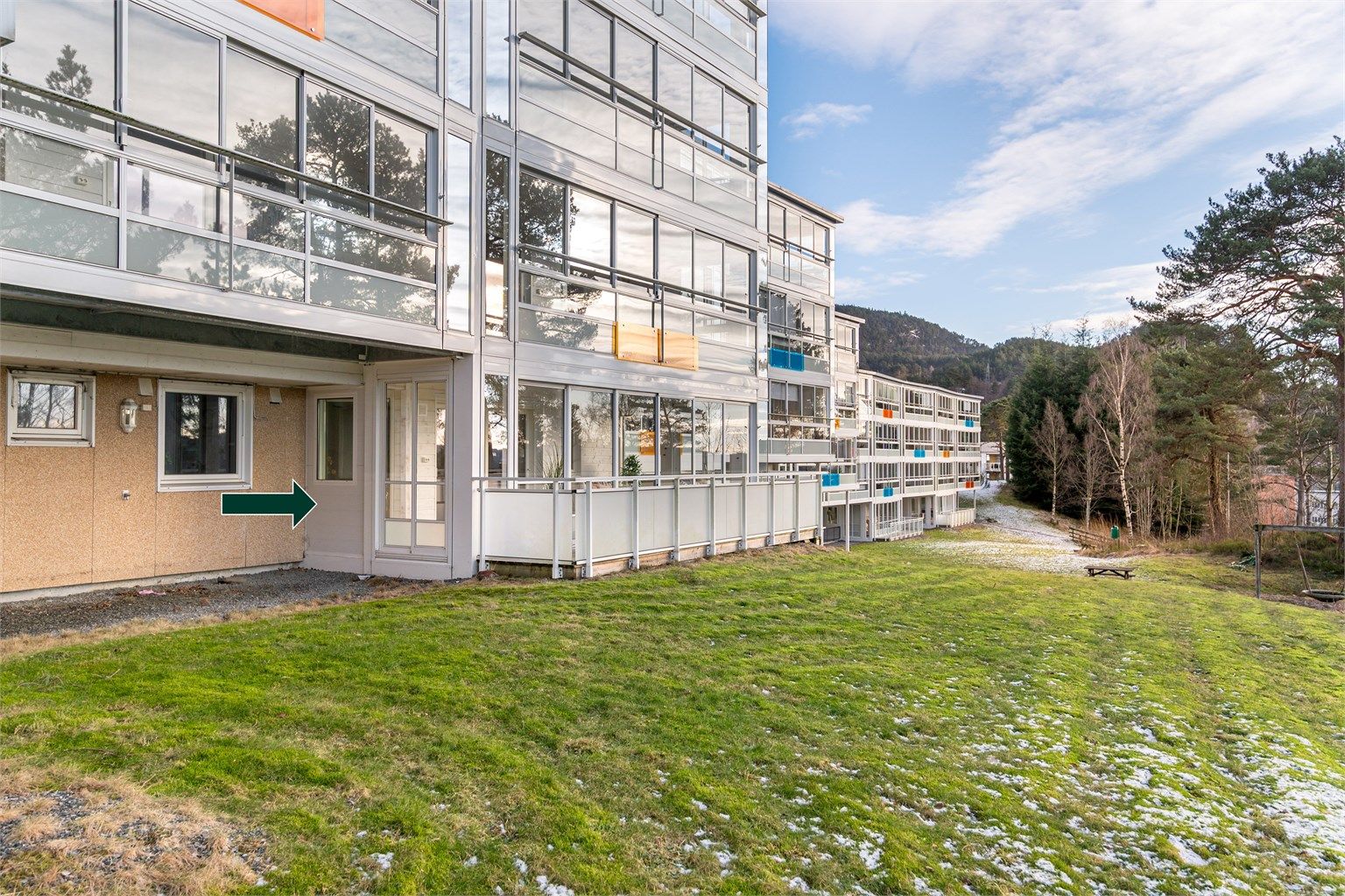 - Fasade. Her har du også mulighet til å åpne opp helt ut til arealet foran blokken -